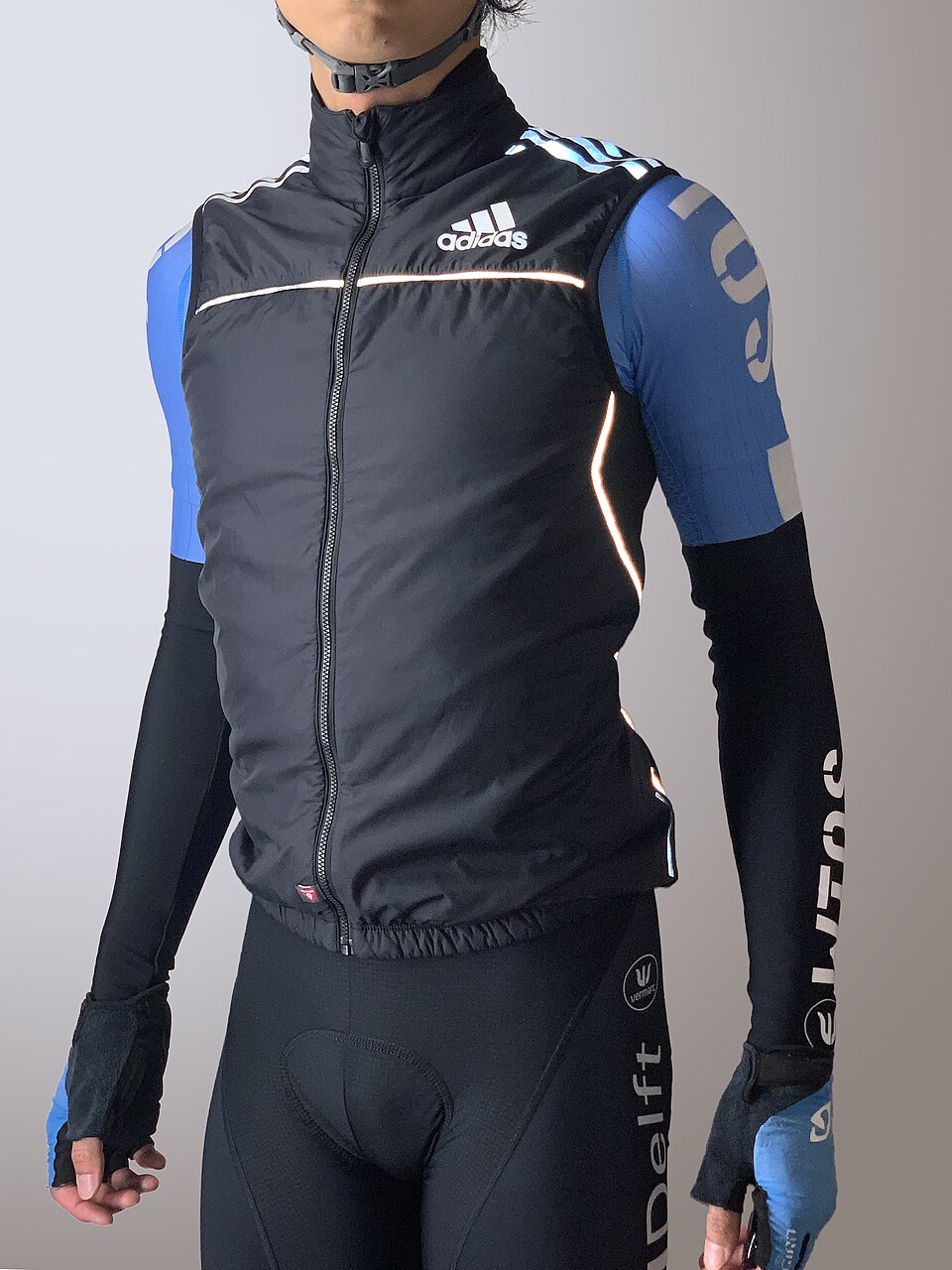 Illustration: Atmungsaktive Materialien und Wetterresistenz: Technologien für 2026