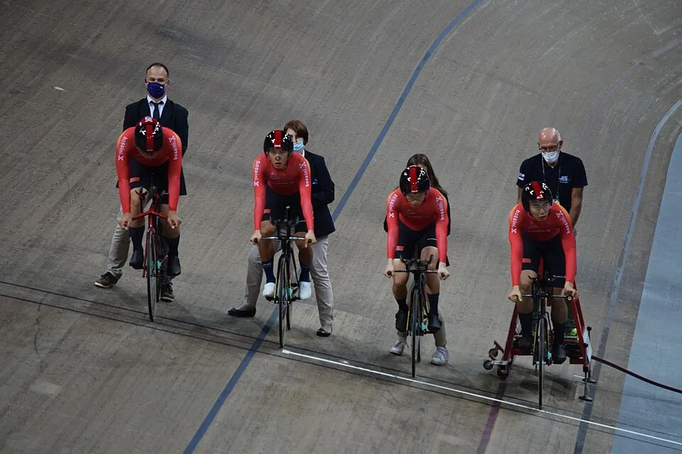 Illustration: Der ideale Bankwinkel: Mathematik und Praxis der Kurvengeschwindigkeit