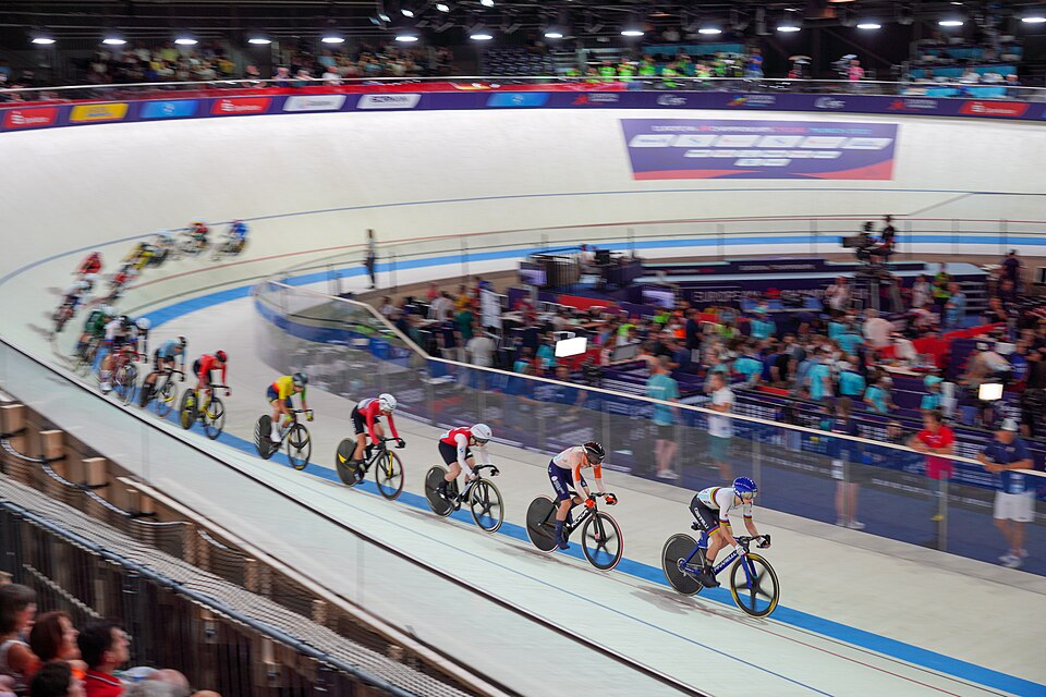 Illustration: Die offiziellen Scratch-Regeln im Bahnradsport 2026