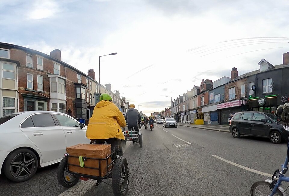Illustration: Grundtechniken für sicheres Rennradfahren: Schalten, Bremsen und Kurvenfahren