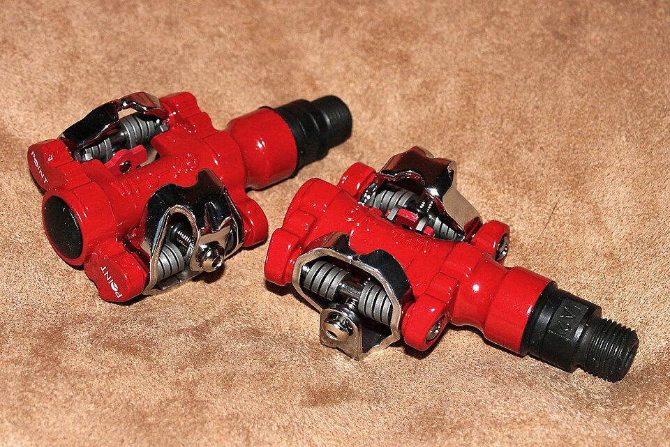 Illustration: Klickpedale vs. Plattformpedale: Effizienz und Kraftübertragung im Vergleich