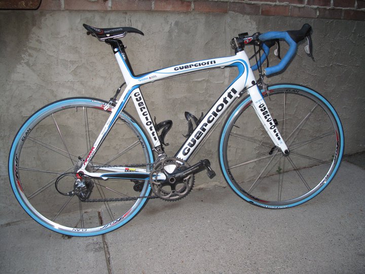 Illustration: Komponenten für den ersten Rennrad-Kauf: Gruppen, Bremsen und Material