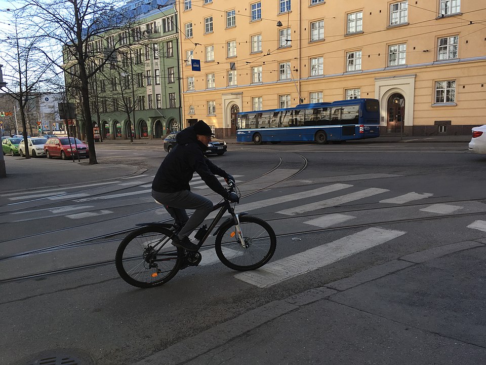 Illustration: Kurvenfahren auf der Bahn: Zentripetalkraft und Überhöhung verstehen