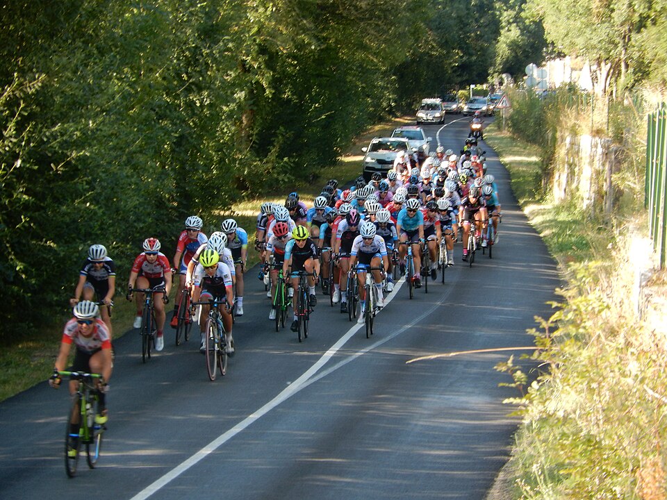 Illustration: Notfallprozeduren und besondere Situationen beim Rennrad-Gruppenfahren