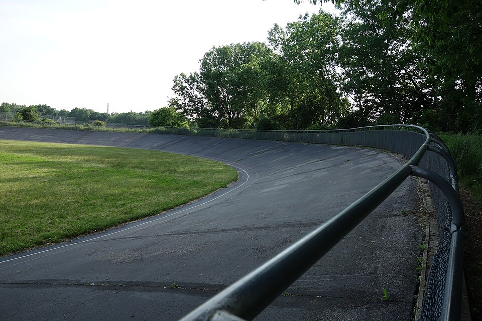 Illustration: Praktische Anwendung: Bahnbeispiele und ihre spezifischen Eigenschaften