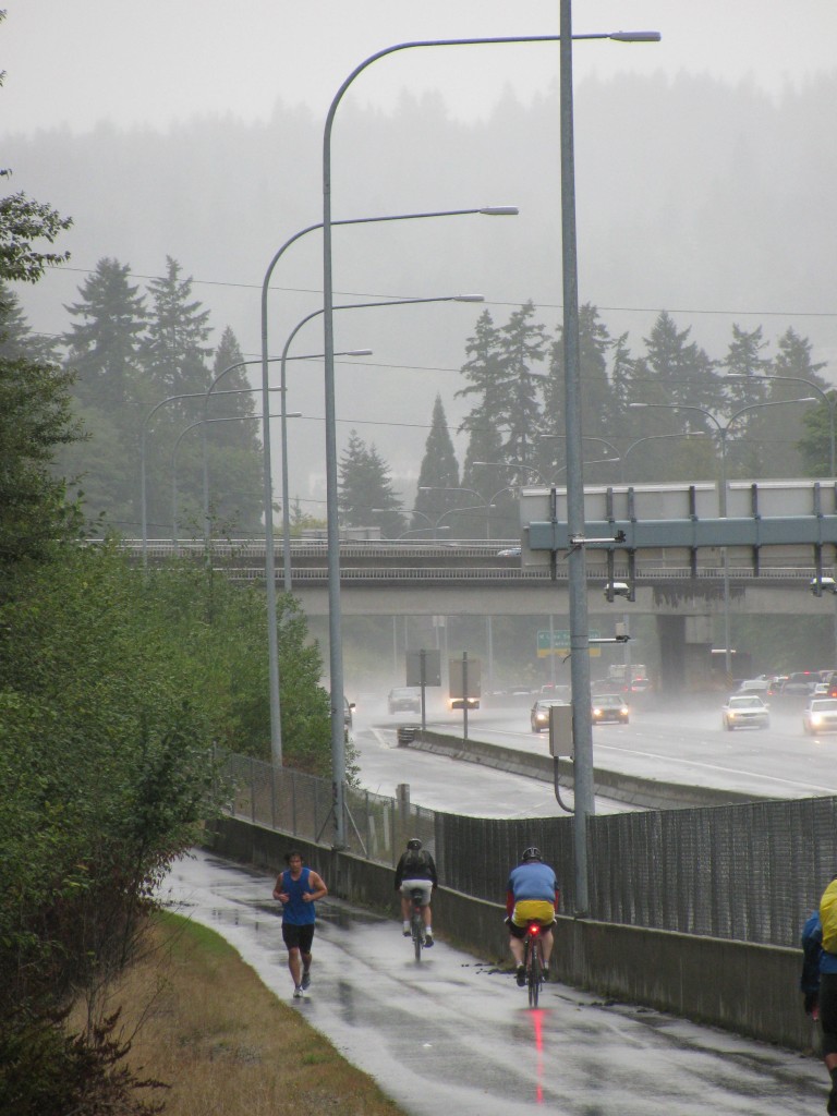 Illustration: Reifen für nasse Bedingungen: Breite, Profil und Druck im Vergleich