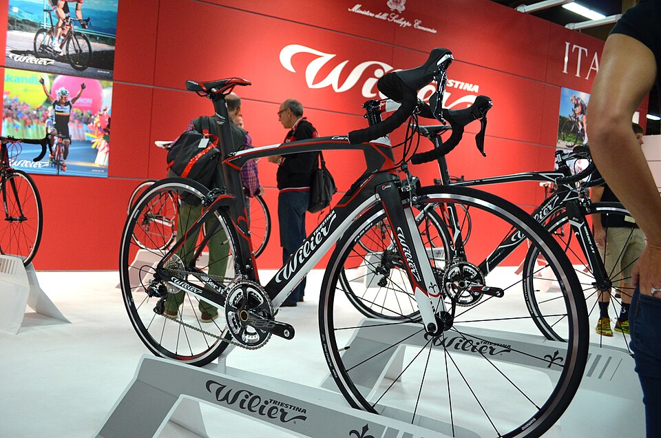 Illustration: Schmale Lenker 36-38 cm: Der größte Hebel für deine Aerodynamik