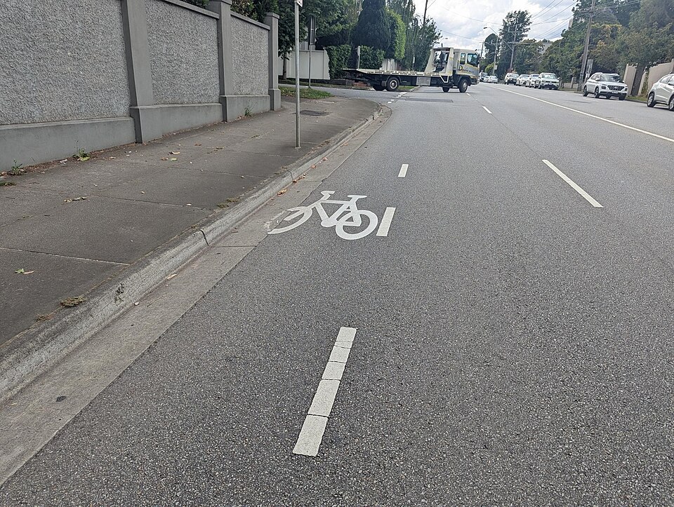 Illustration: Verkehrssicherheit: Handzeichen, Regeln und die richtige Ausrüstung