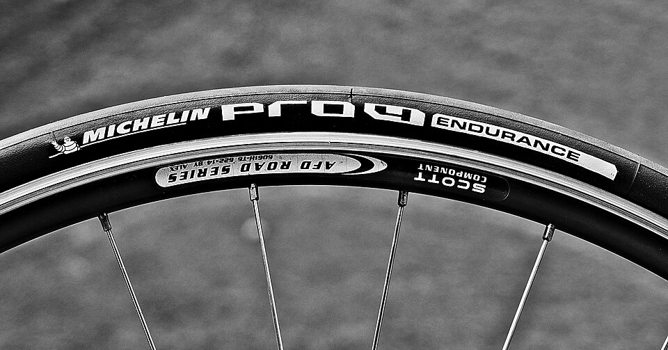 Illustration: Welche Reifenbreite ist 2026 die optimale Wahl für Rennräder?