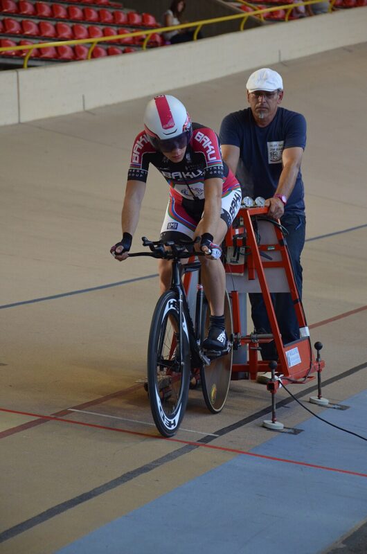 Illustration: Wer führt Swiss Cycling? CEO Thomas Peter und die internen Herausforderungen