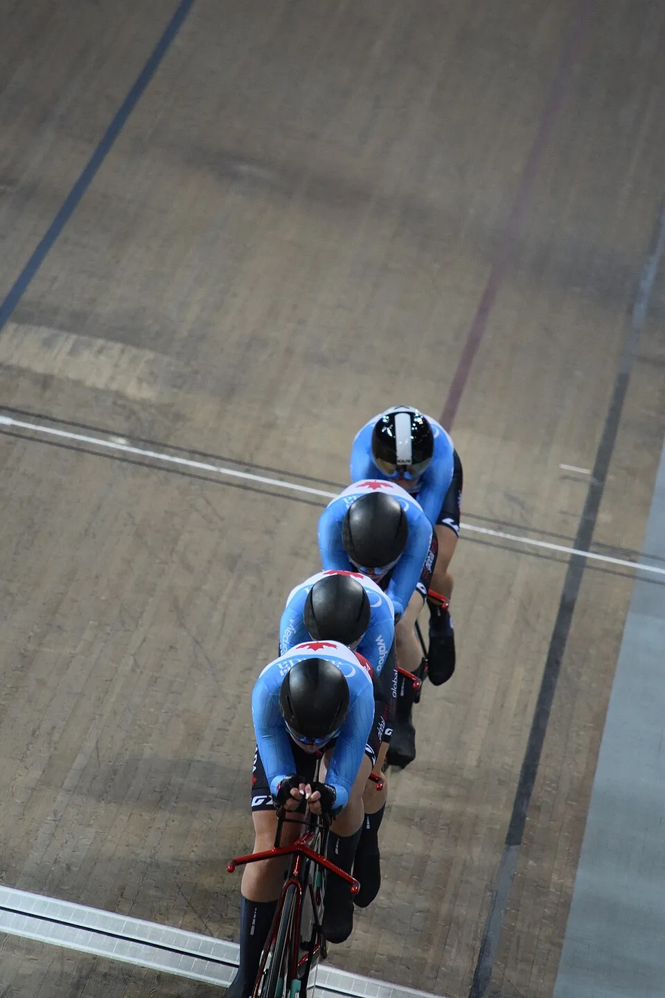 Illustration: Wie beeinflussen G-Kräfte und Bankwinkel die Fahrerdynamik?