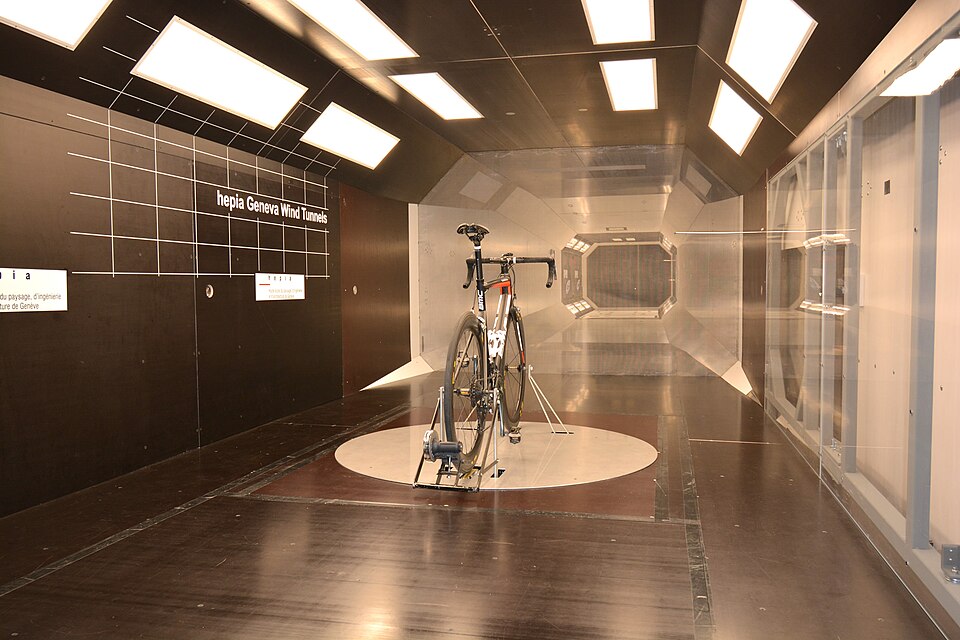 Illustration: Wie optimierst du deine Sitzposition für minimale Stirnfläche?