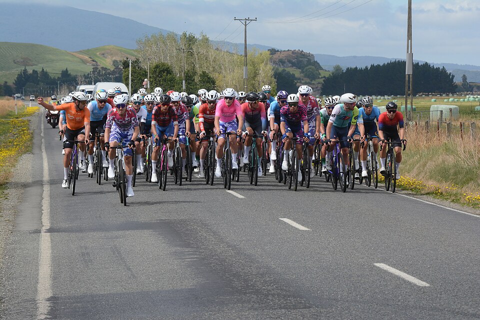 Illustration: Windschatten optimal nutzen: Energie sparen im Peloton