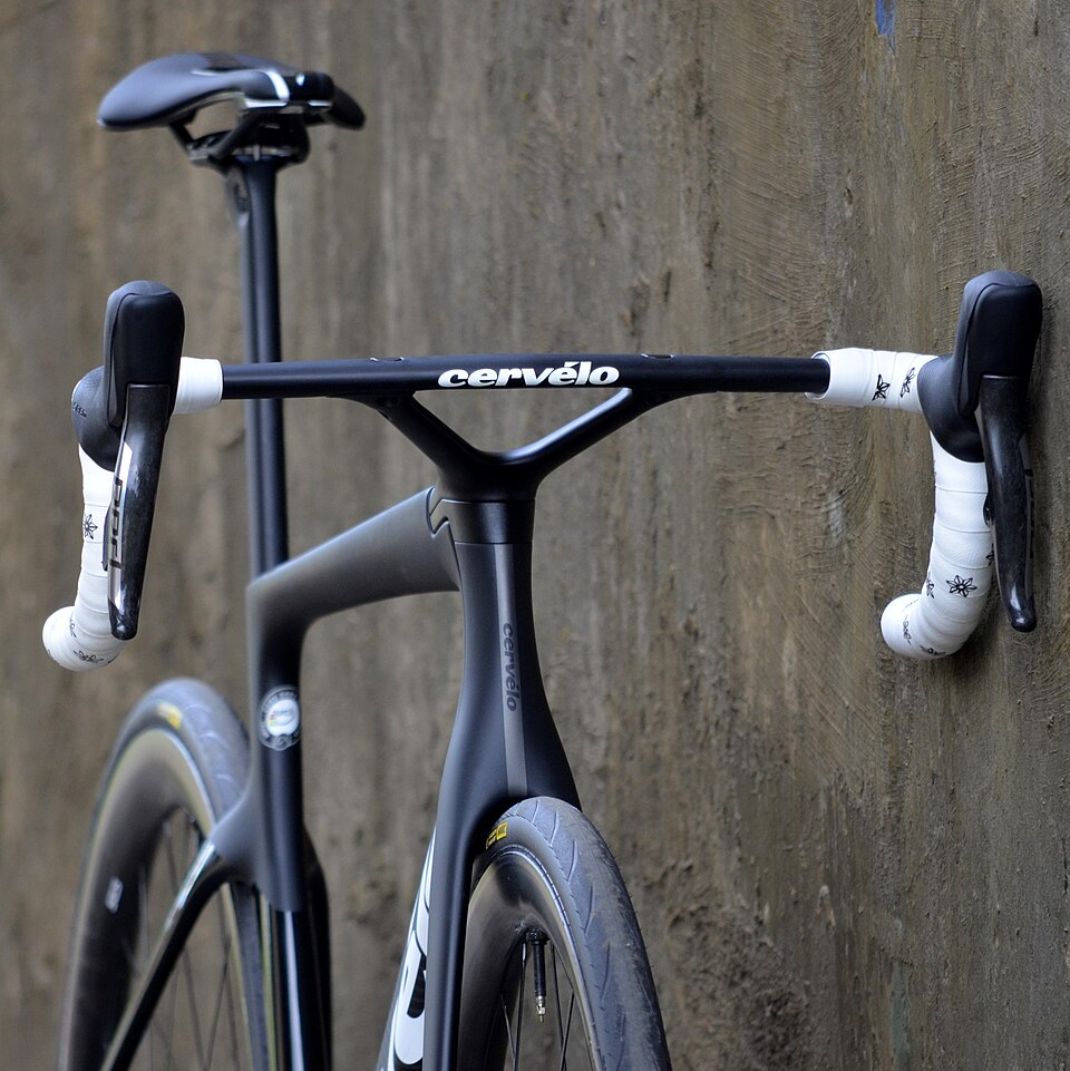 Illustration: Zwischengrößen entscheiden: Die Wahl zwischen sportlich und komfortabel